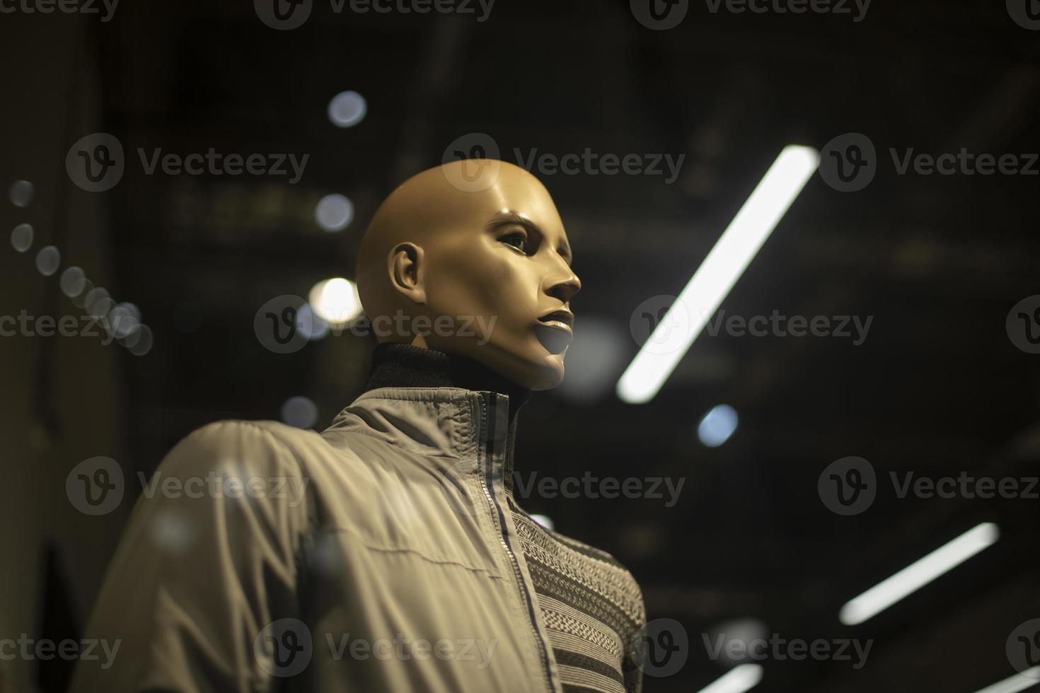 en mörk hud Färg mannekäng. de figur av ett afrikansk man i en jacka. höst samling av kläder. affär fönster. foto