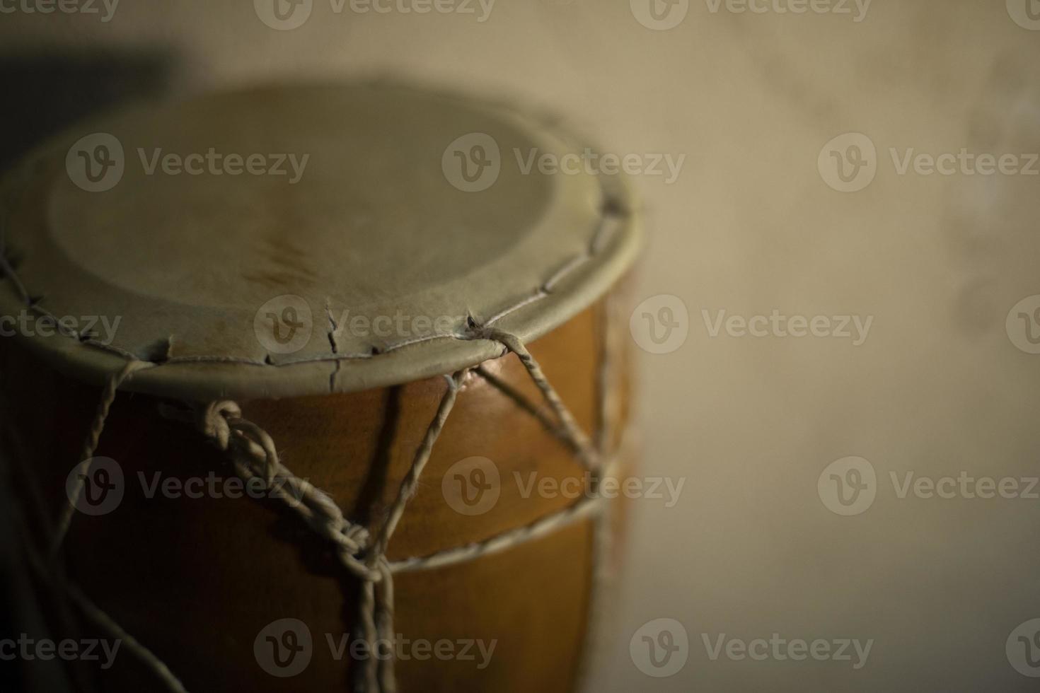 afrikansk trumma. akustisk instrument. chock intrång på Hem. brun träd. foto
