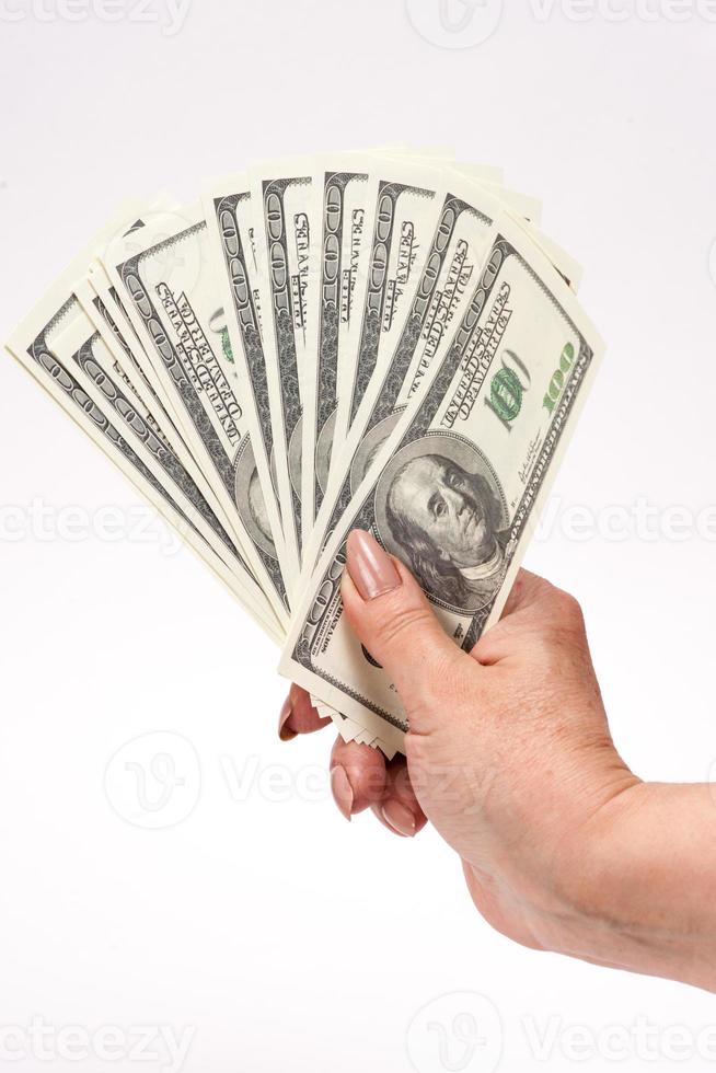 hand som håller amerikanska dollarsedlar. isolerad på en vit ba foto