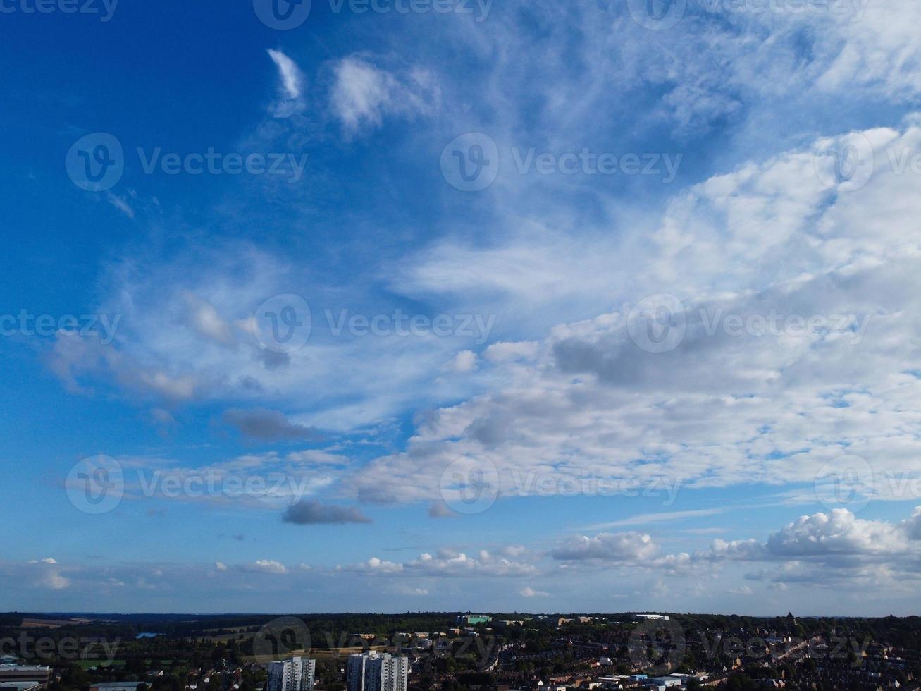 luton stad Centrum och lokal- byggnader, hög vinkel drönare se av luton stad Centrum och järnväg station. luton England bra storbritannien foto