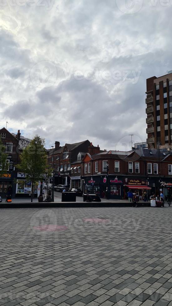 luton stad Centrum och lokal- byggnader, hög vinkel drönare se av luton stad Centrum och järnväg station. luton England bra storbritannien foto