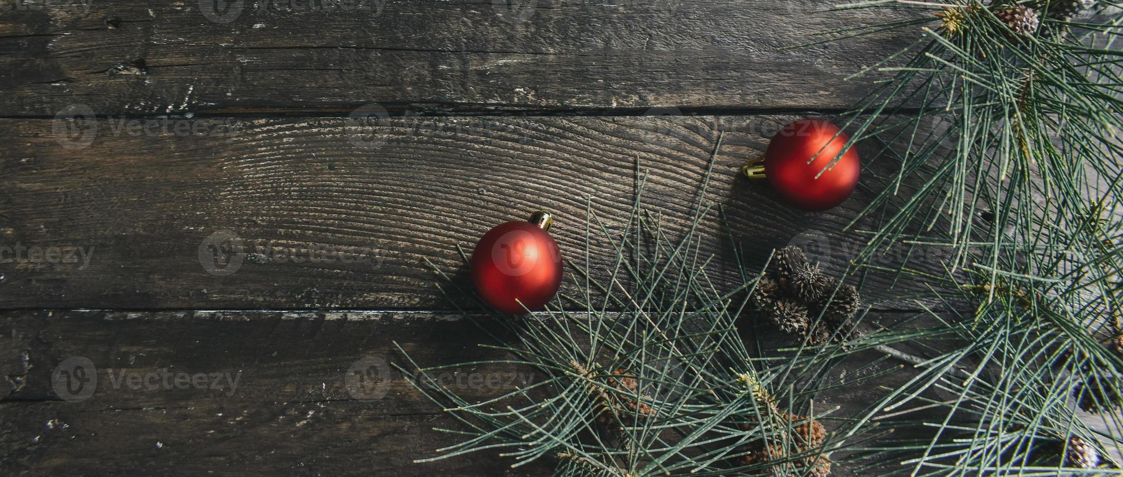 jul boll på trä- dekoration foto