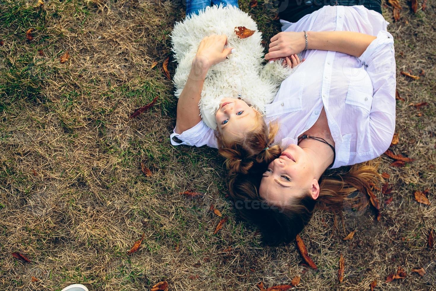 mor och liten dotter i en parkera foto