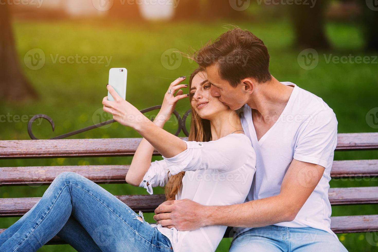 man och kvinna i en parkera göra selfie foto