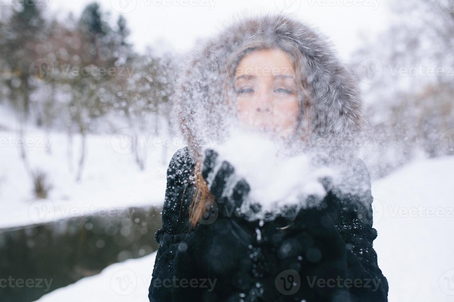 skön ung kvinna slag snö foto