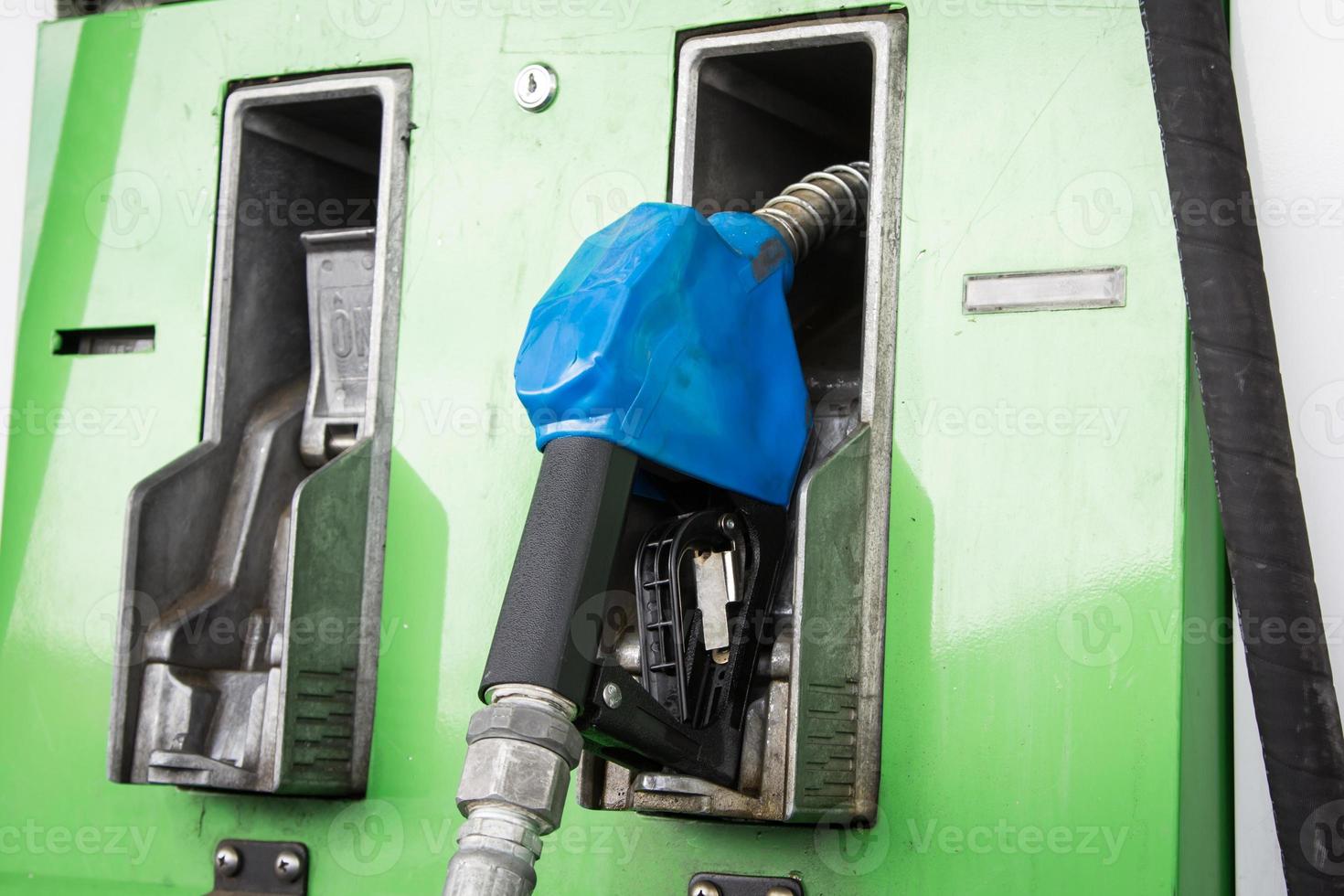 gaspumpsmunstycken i bensinstationen foto