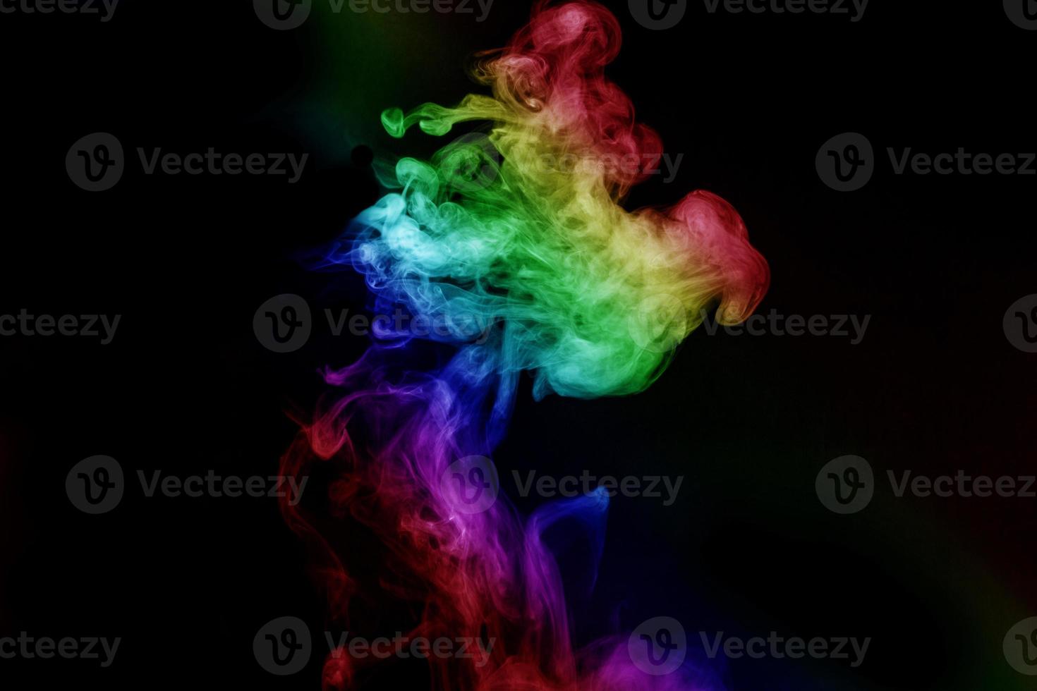 abstrakt rök isolerad på svart bakgrund, regnbågspulver foto