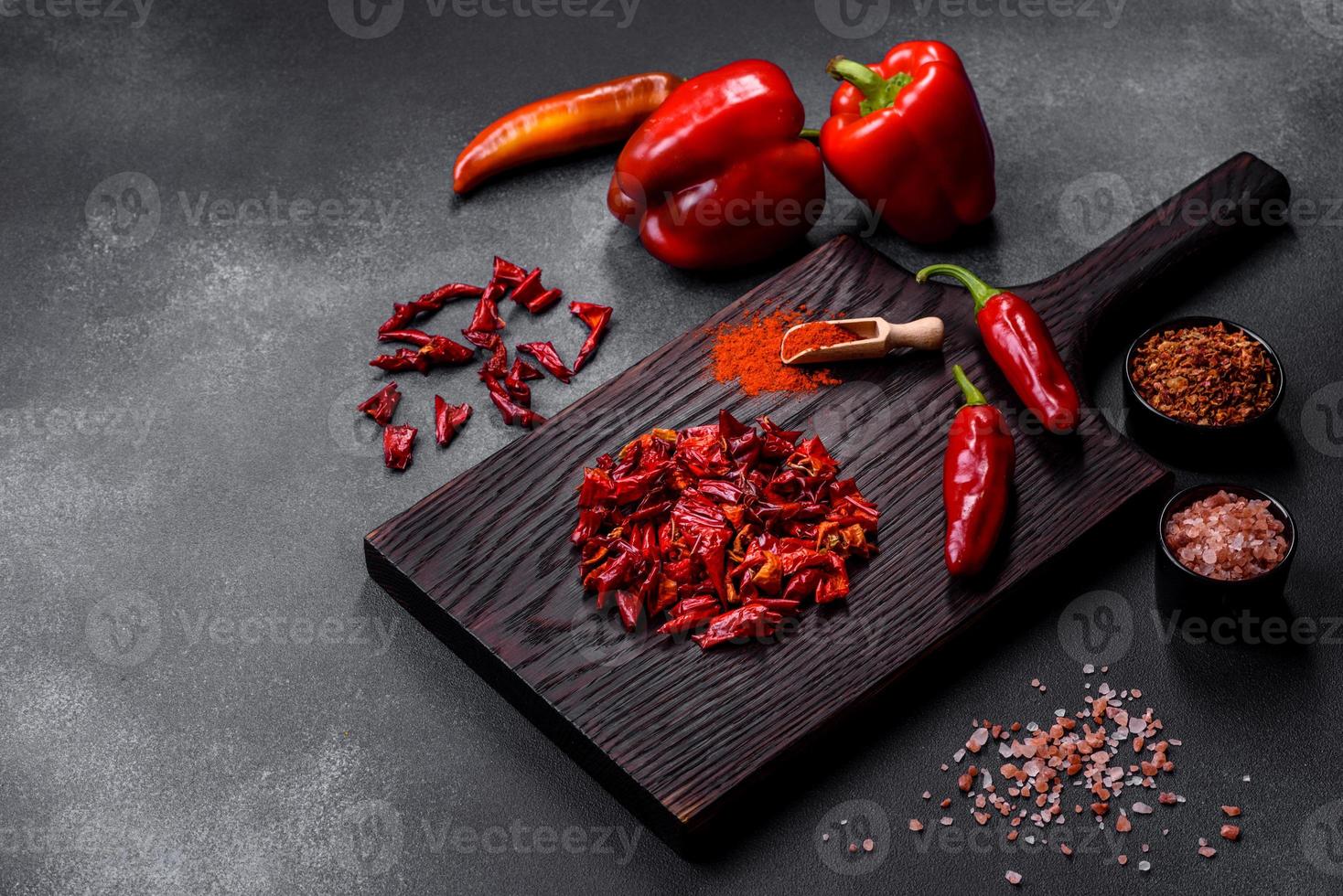 bitar av torkades paprika, förberedelse av pulver krydda för olika maträtter foto