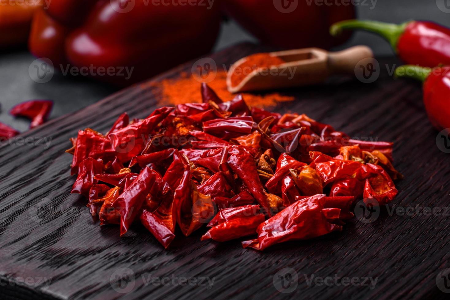 bitar av torkades paprika, förberedelse av pulver krydda för olika maträtter foto