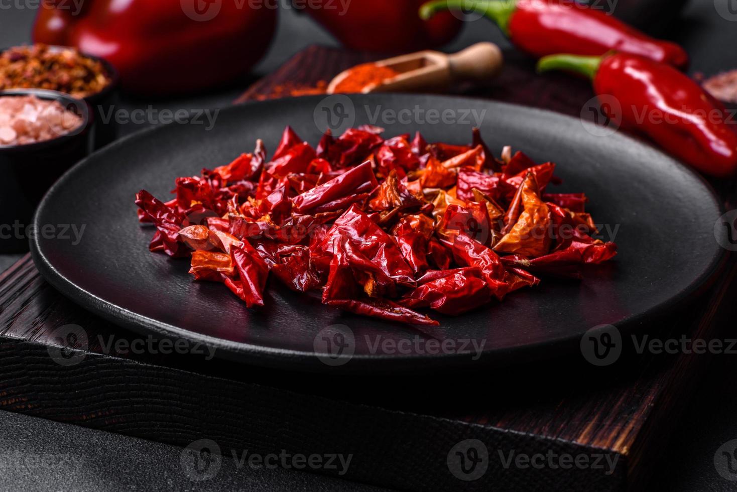 bitar av torkades paprika, förberedelse av pulver krydda för olika maträtter foto