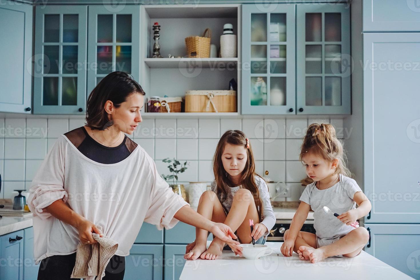 Lycklig familj laga mat tillsammans i de kök foto