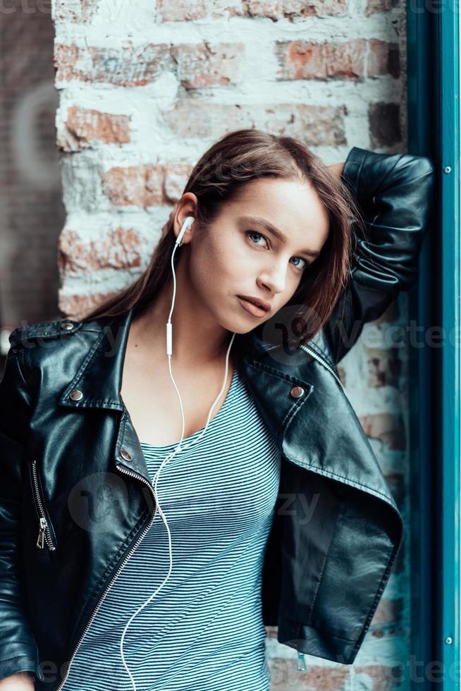 skön flicka lyssnande musik foto