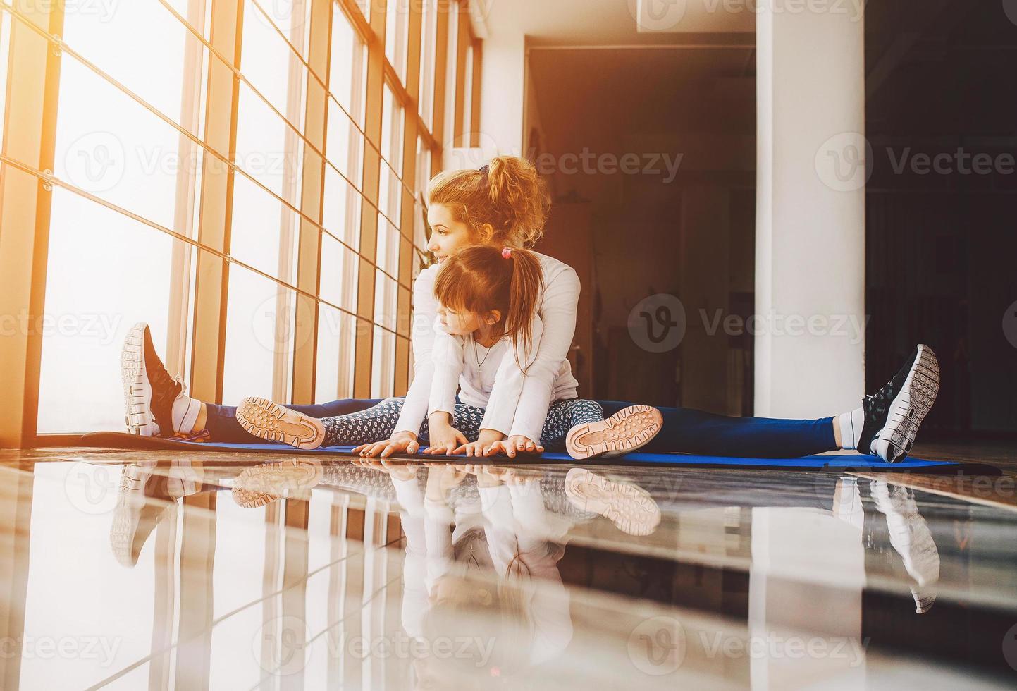 mor och dotter har kul i gymmet foto