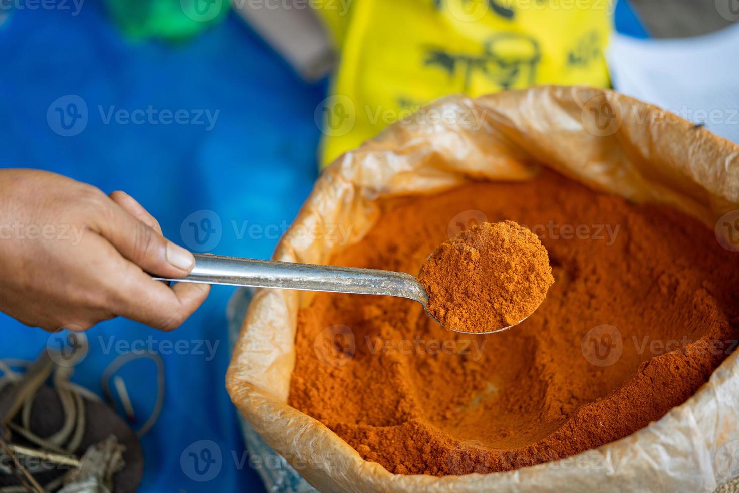 färgrik kryddor pulver och örter i en traditionell gata marknadsföra i foto