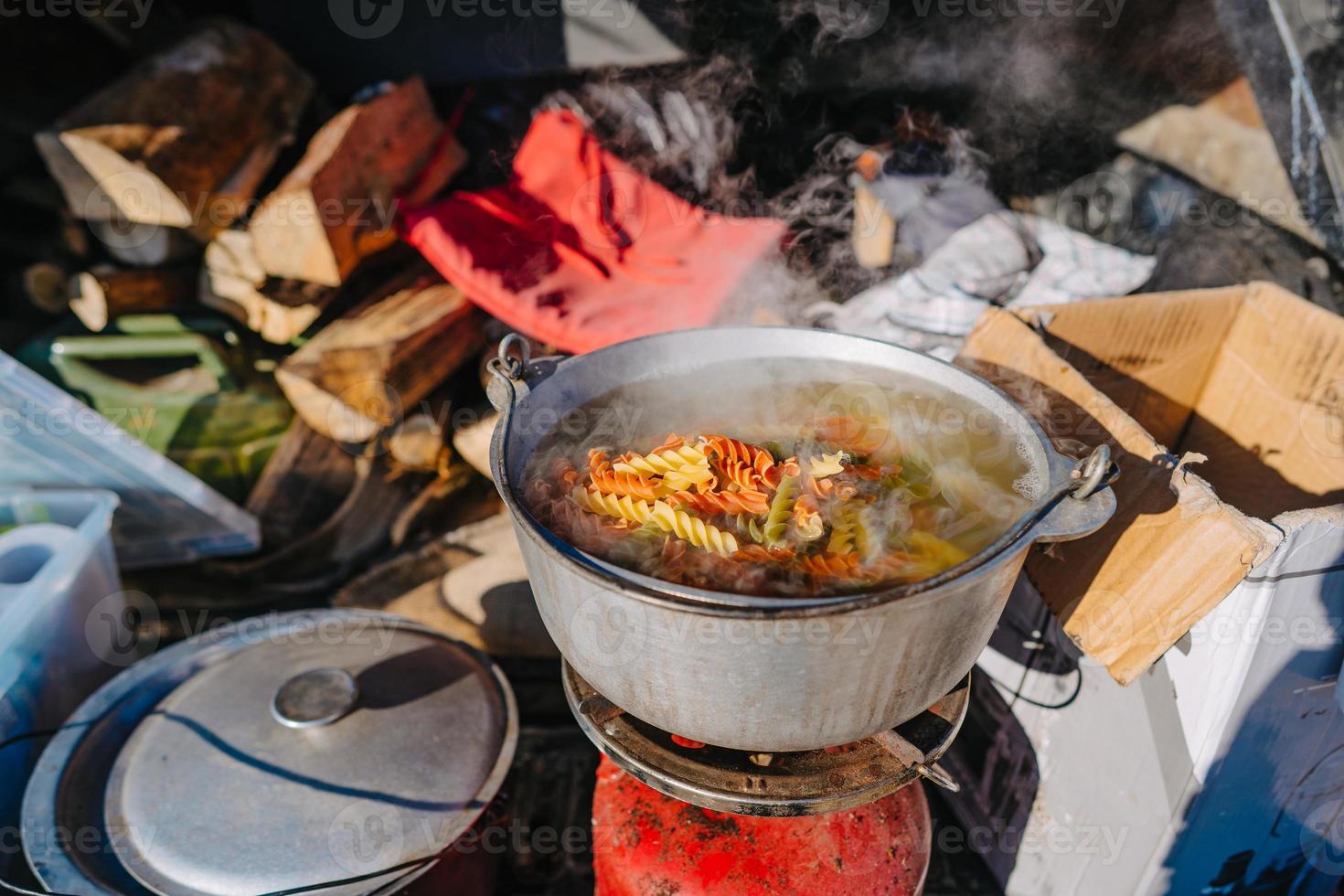soppa kokande på brännare, matlagning mat utomhus- på gas jet foto