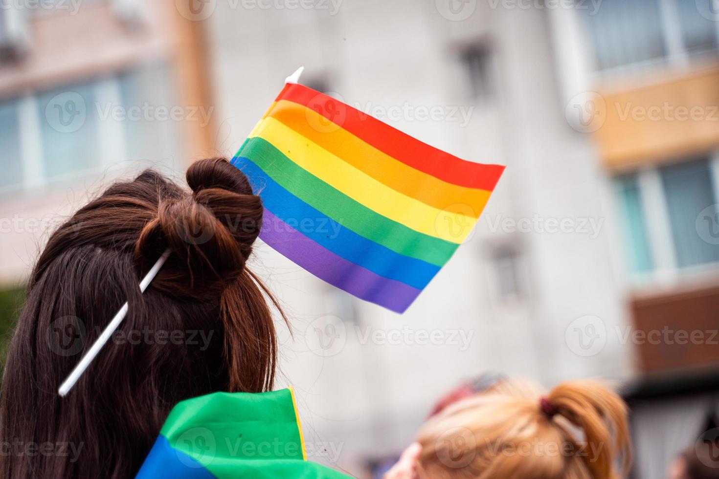 Foto av en flicka med flätad HBTQ flagga i henne hår
