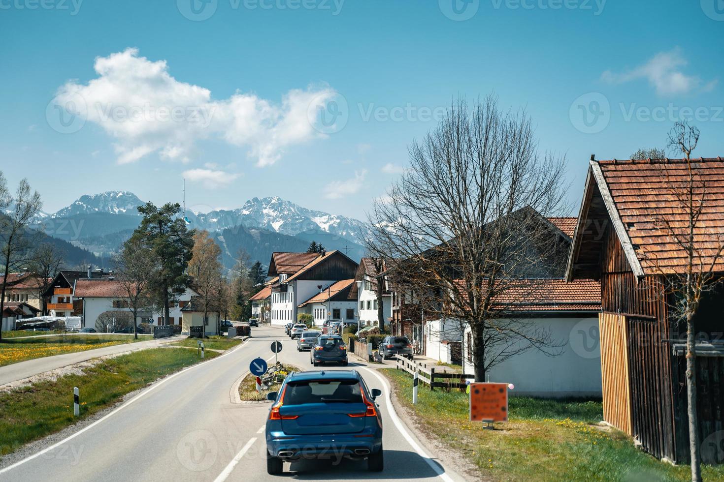 bil körning på de motorväg med bergen foto