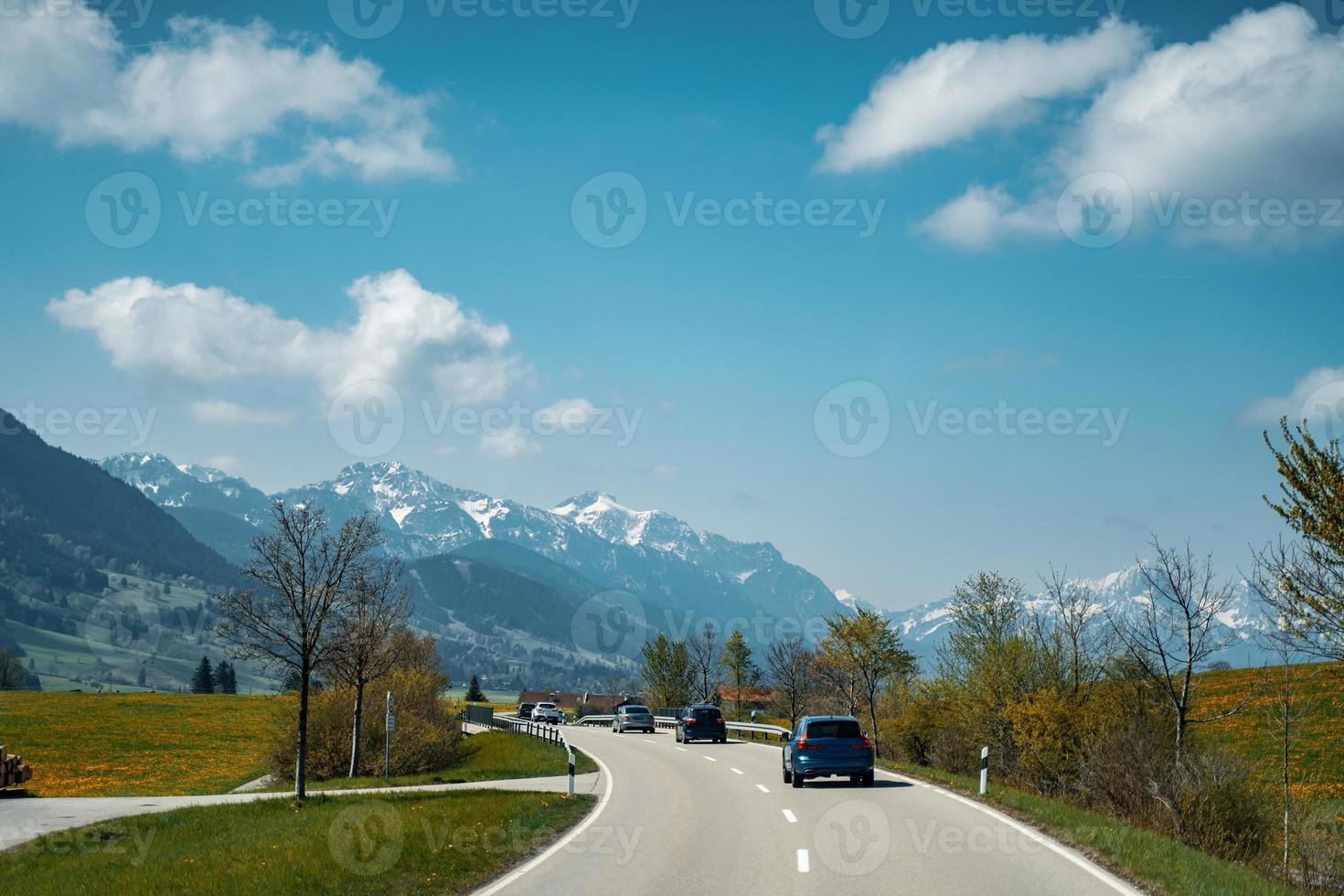 bil körning på de motorväg med bergen foto