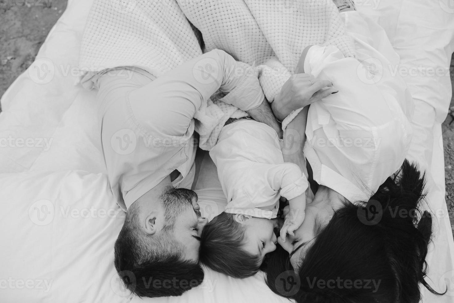 Lycklig familj avkopplande tillsammans på de madrass foto