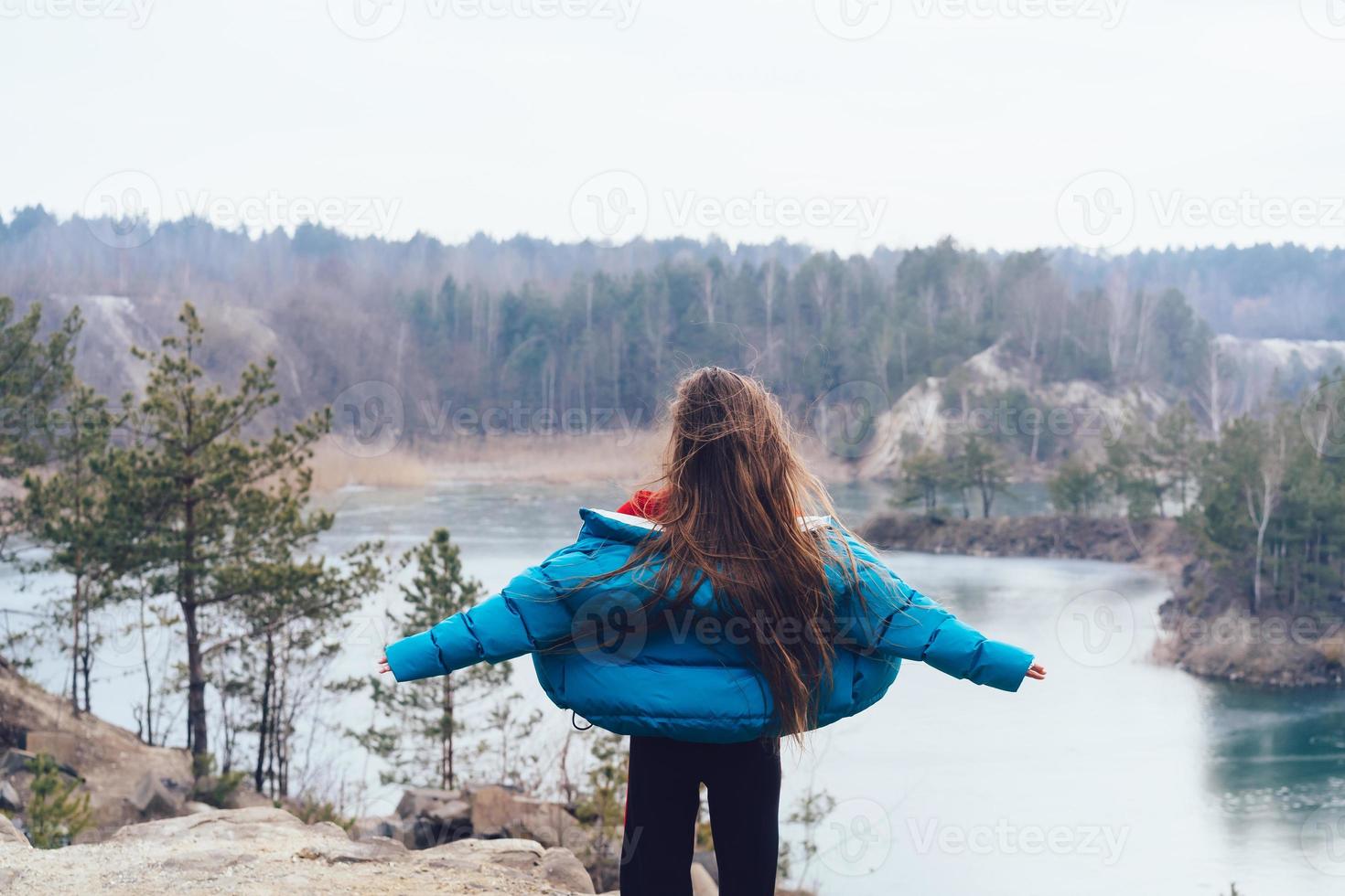 ung skön flicka Framställ på en bakgrund av sjö foto