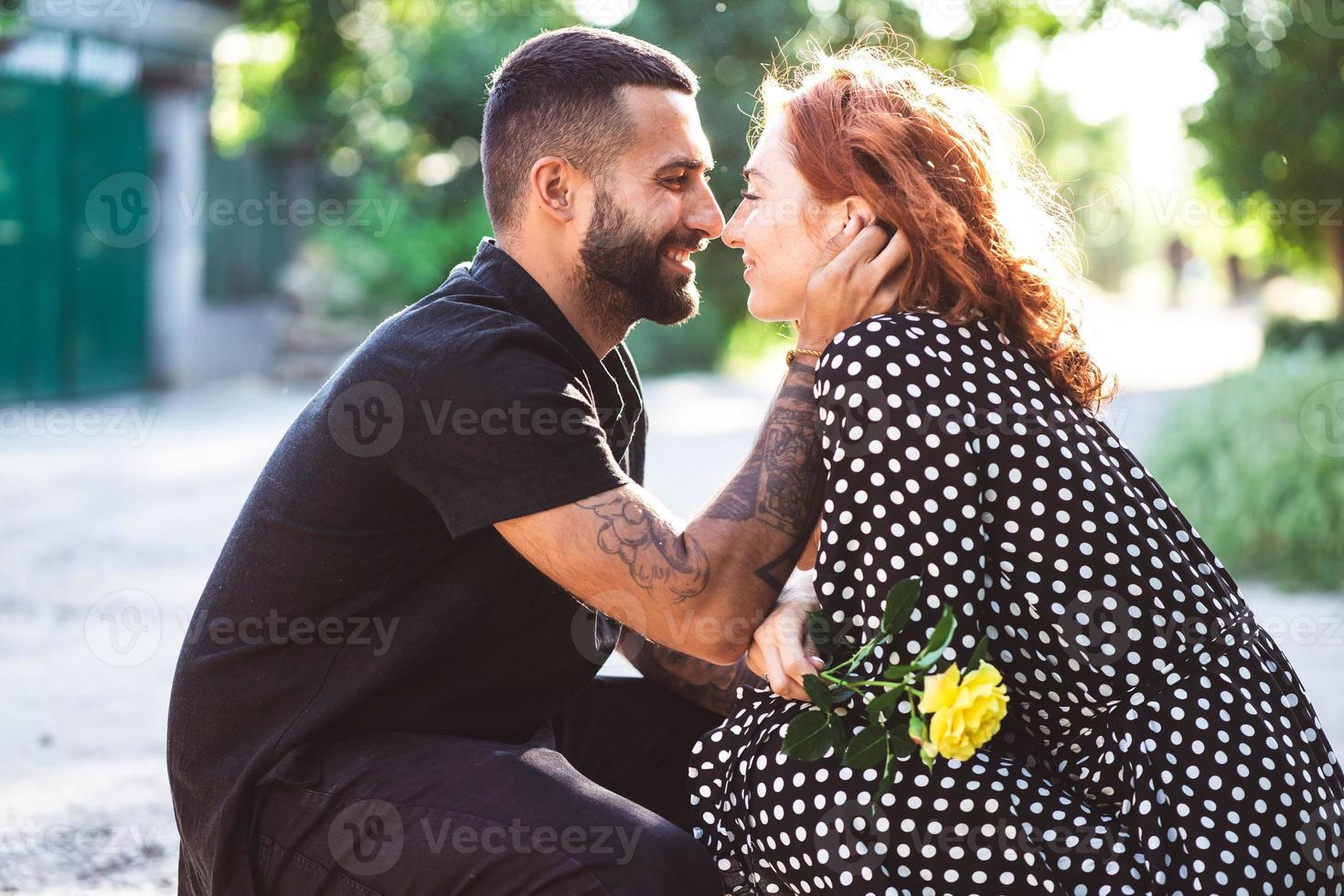 kille och flicka är vilar i de parkera foto