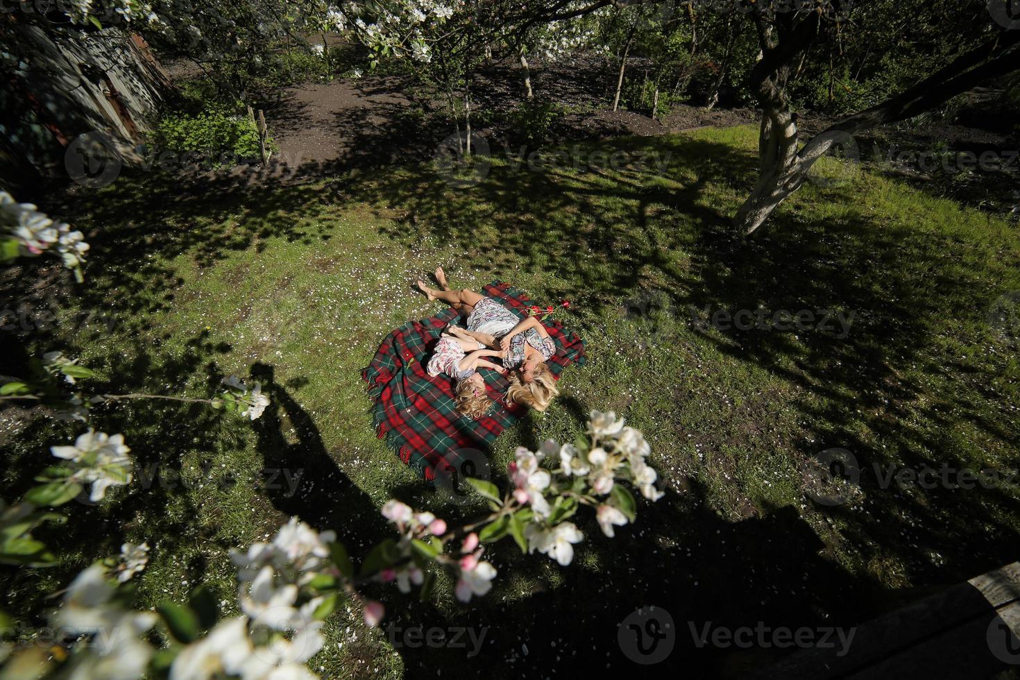 mor och dotter i de trädgård foto