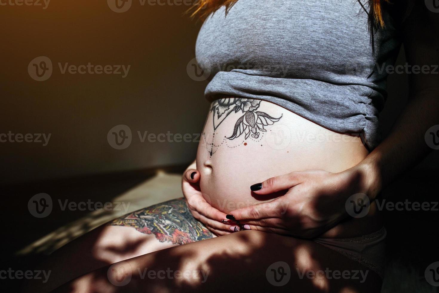 gravid ung kvinna foto