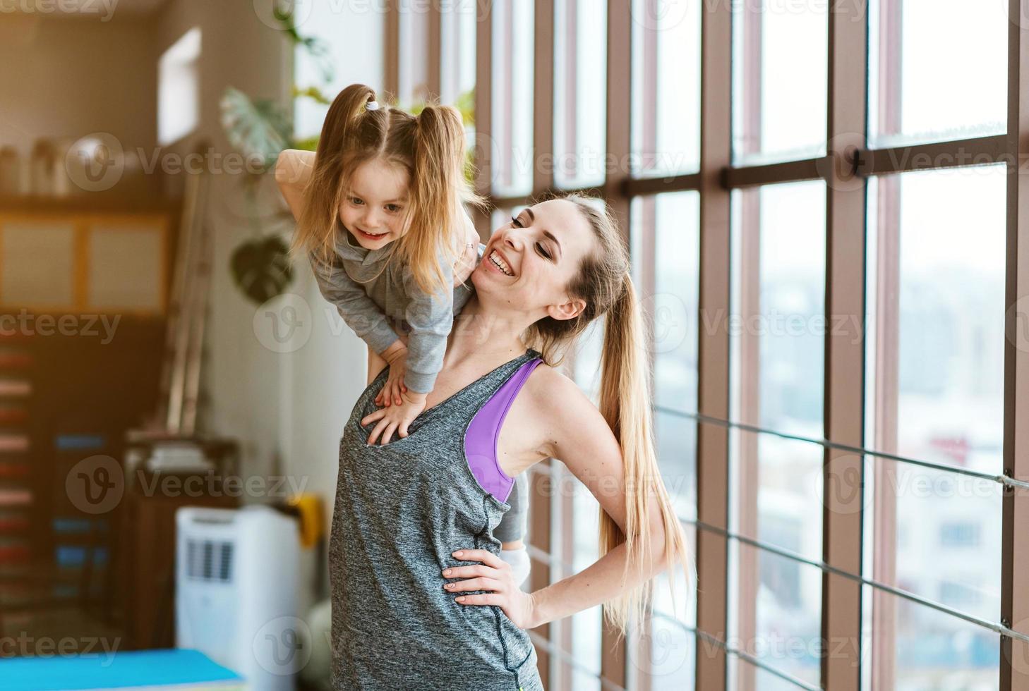 mamma och dotter tillsammans prestera annorlunda övningar foto