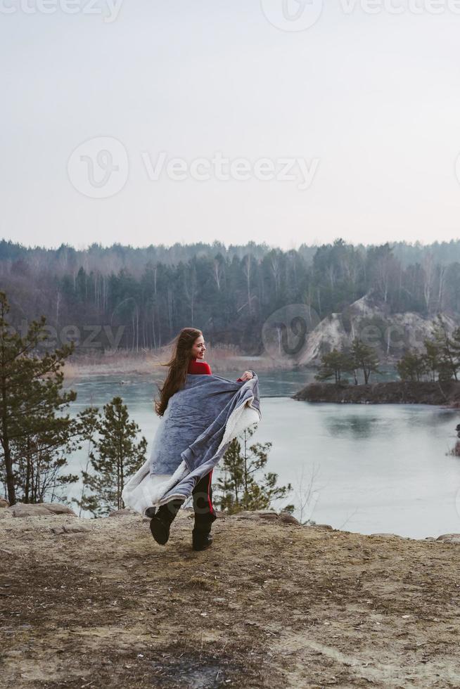 ung skön flicka Framställ på en bakgrund av sjö foto