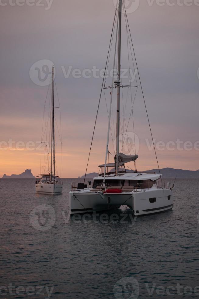 antenn se från Drönare på katamaran frakt i hav, solnedgång foto