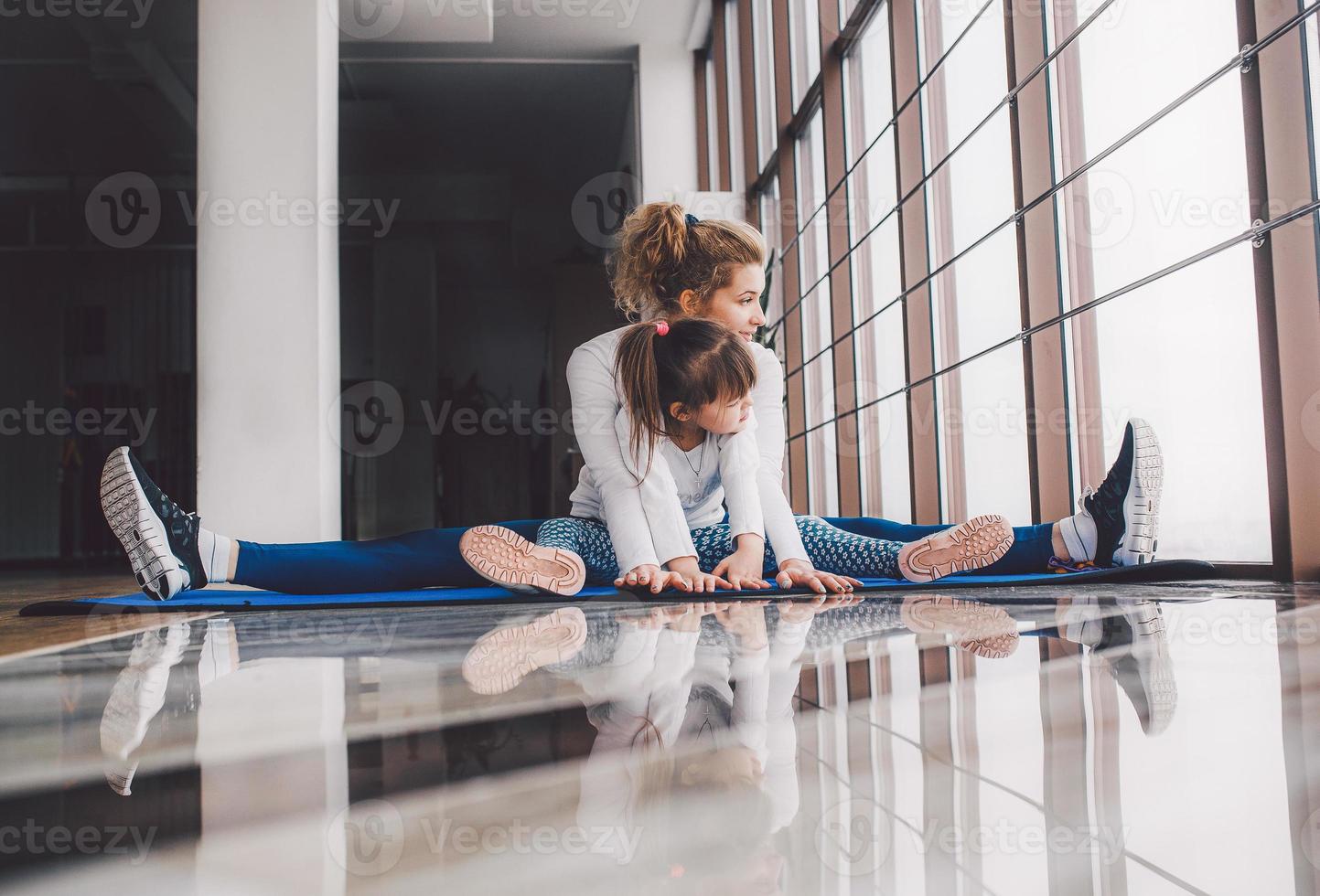 mor och dotter har kul i gymmet foto