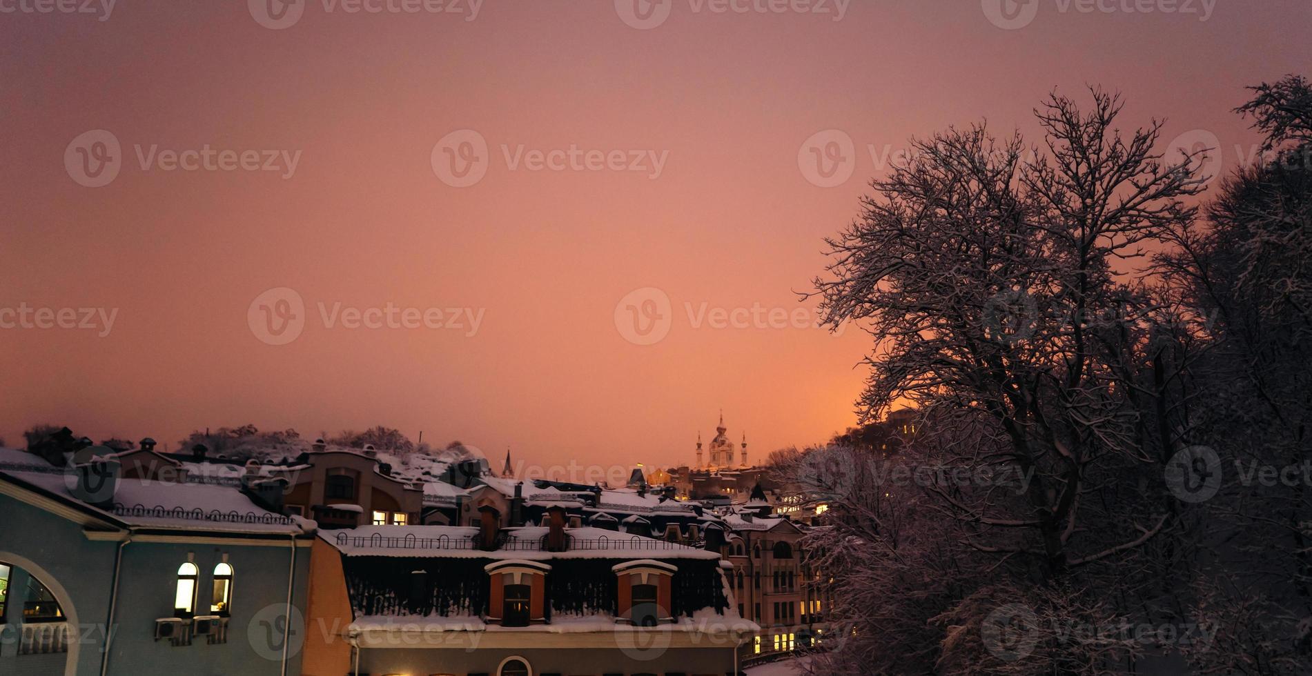 se från på de stad på de ny år högtider i vinter- på solnedgång foto