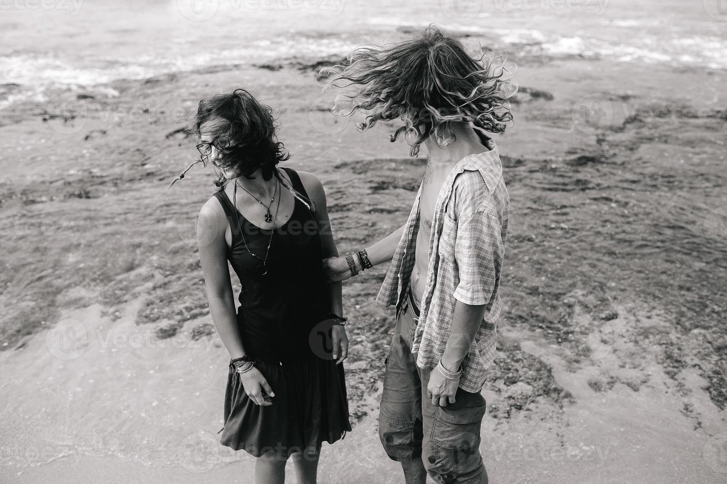 kille och flicka ha roligt på de strand foto