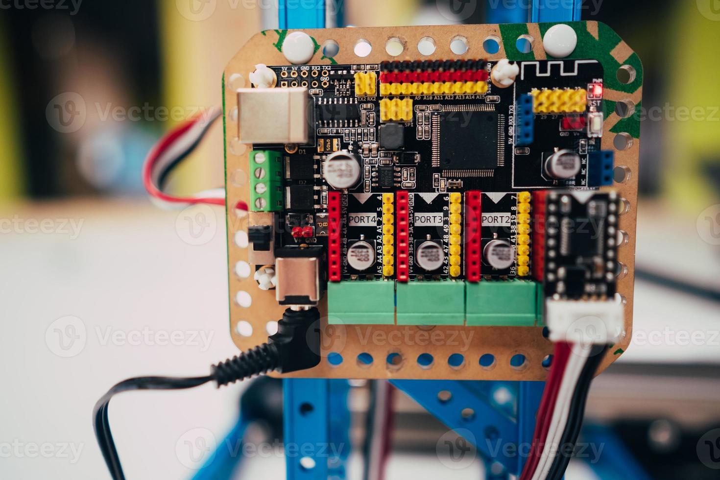 elektronisk krets styrelse med processor och trådar foto