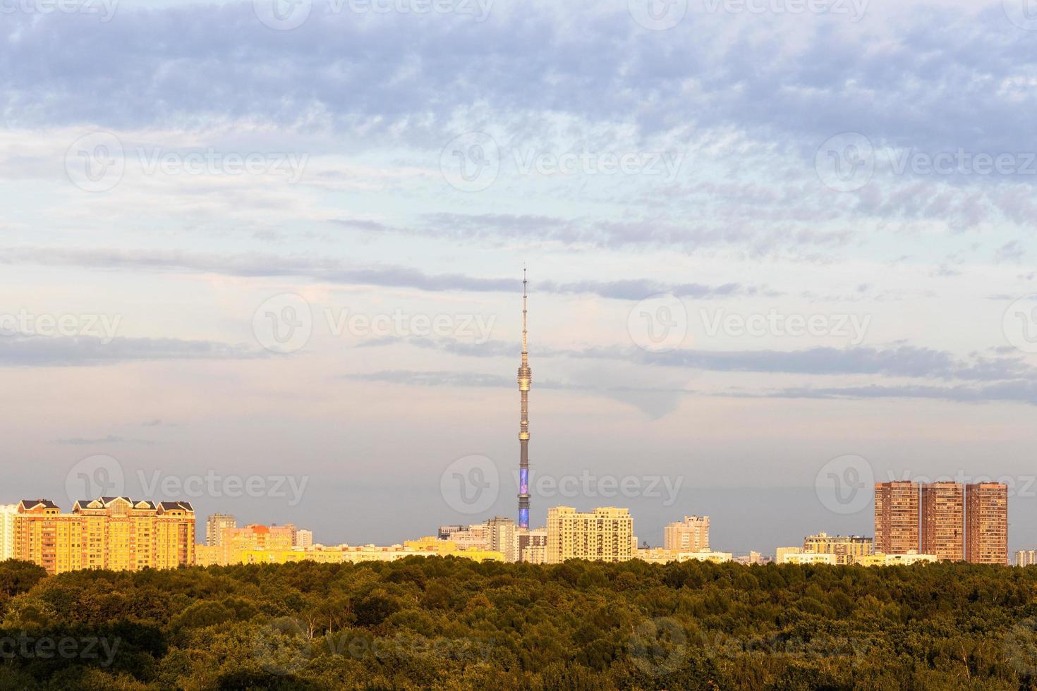 bostads- distrikt med TV torn belyst förbi Sol foto