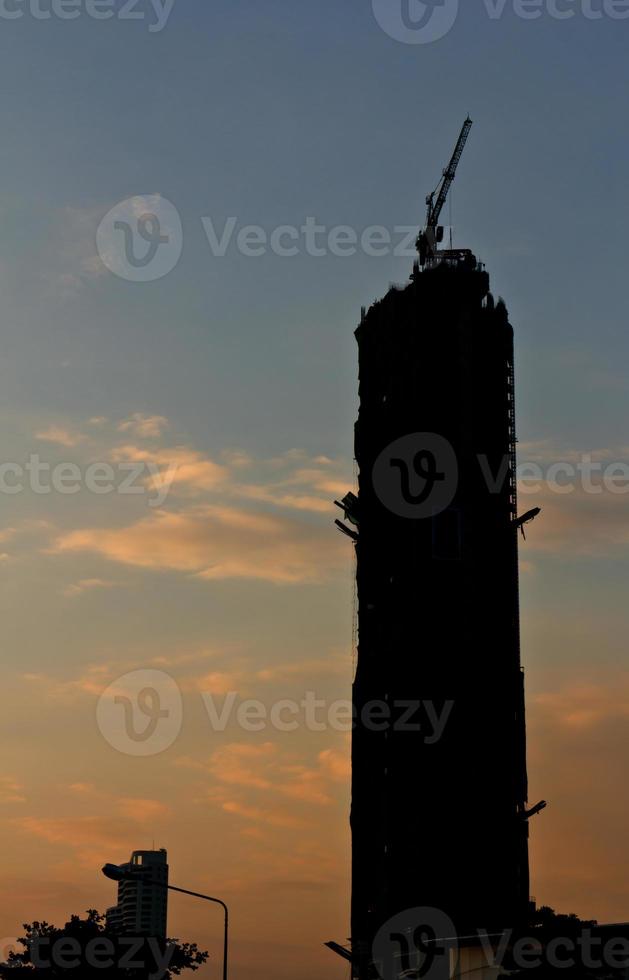 konstruktion byggnad kran med silhuett foto