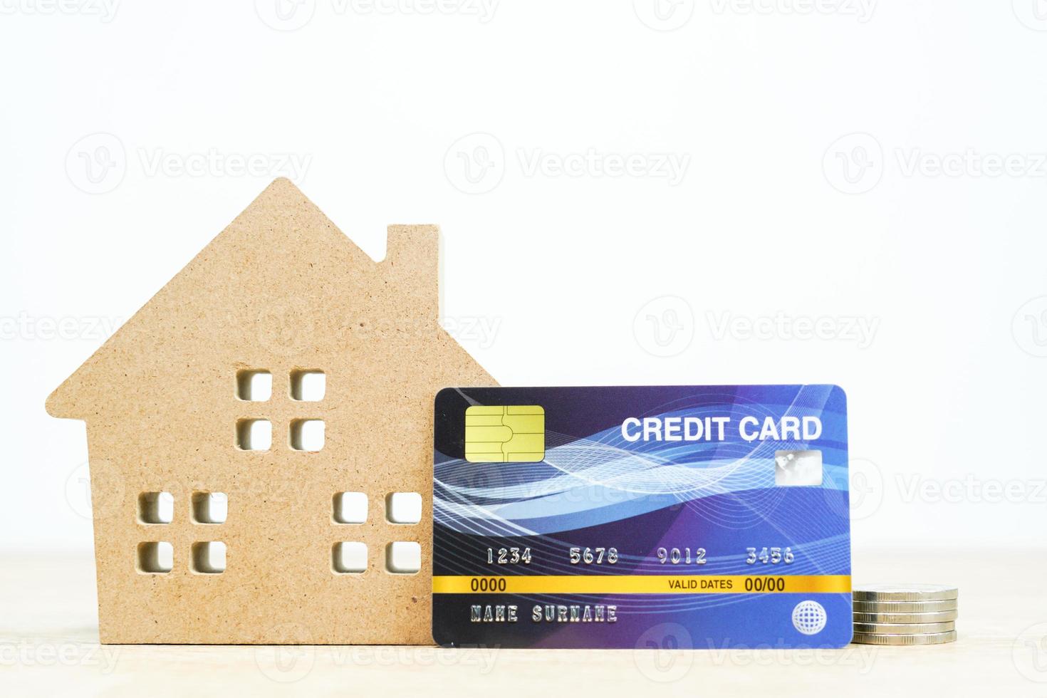 husmodell och kreditkort på bordet foto
