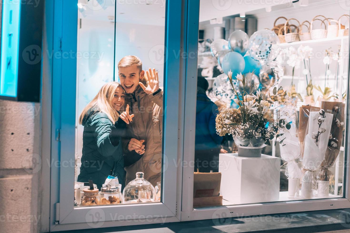 Foto genom fönster. ung par i Kafé med eleganta interiör