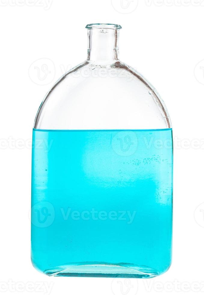 blå bläck lösning i vatten i glas flaska isolerat foto