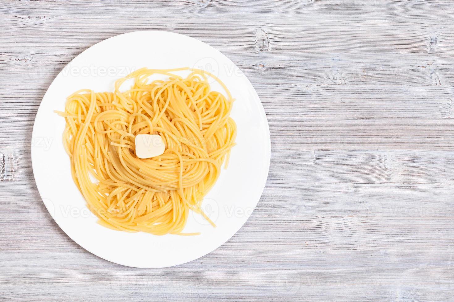 pasta med Smör på vit tallrik med copy foto