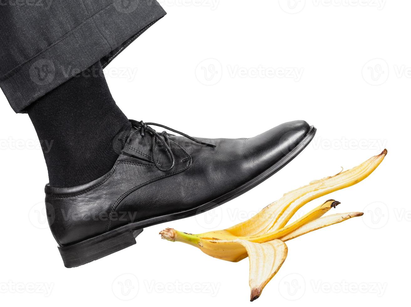ben i de rätt svart sko glider på en banan skala foto