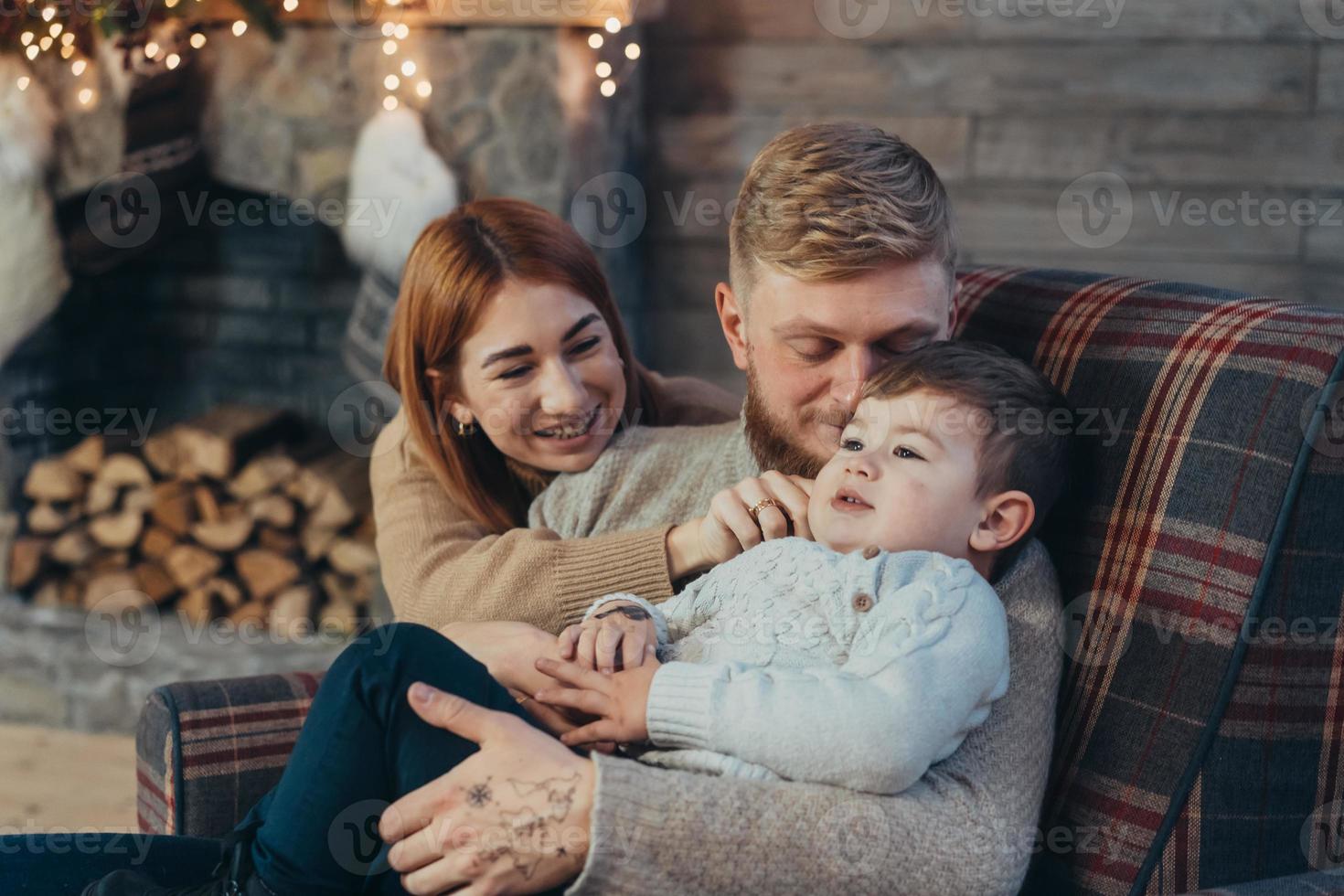 mamma, pappa och liten son spenderar tid tillsammans foto