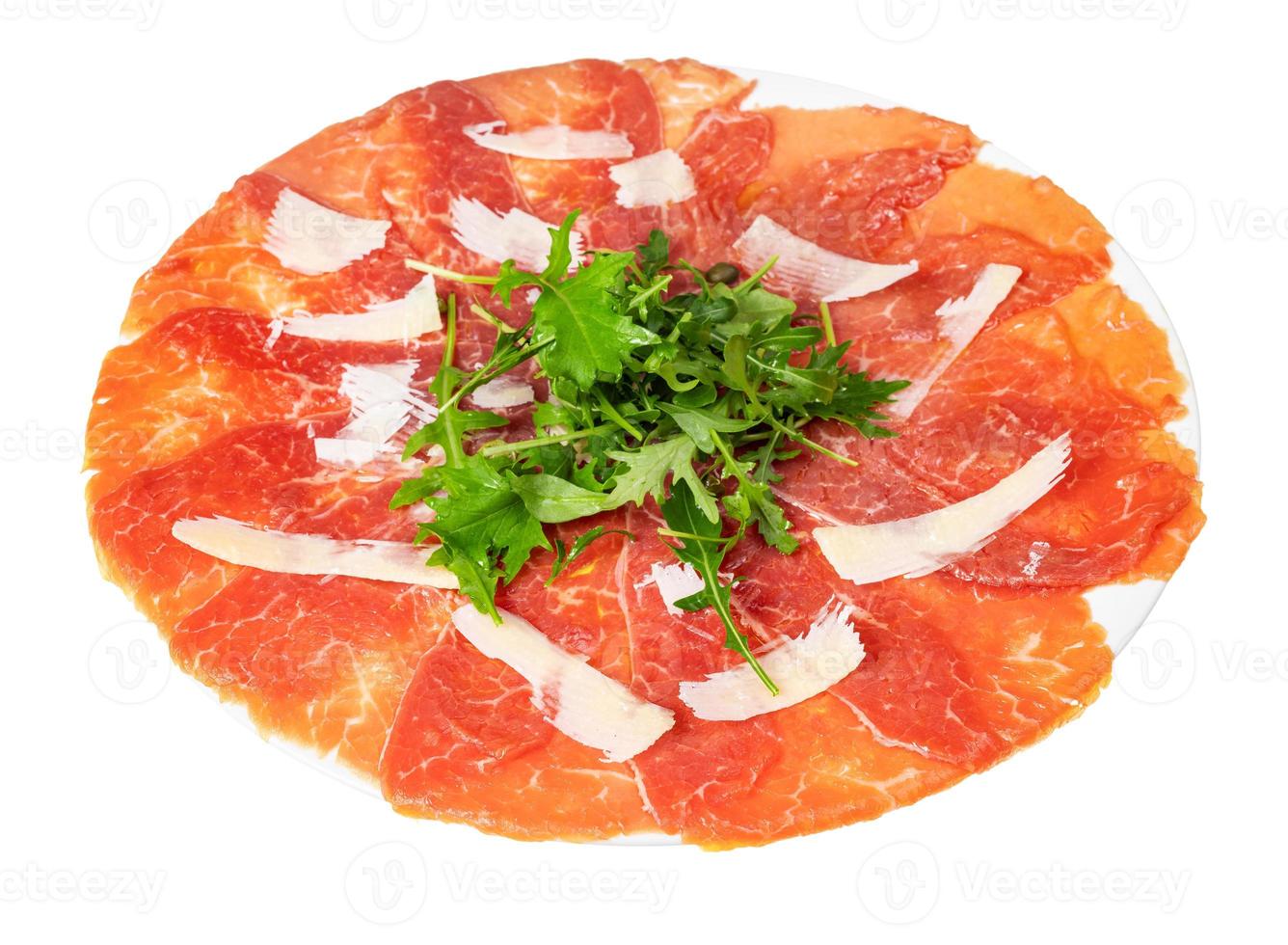 del av carpaccio maträtt på vit tallrik isolerat foto