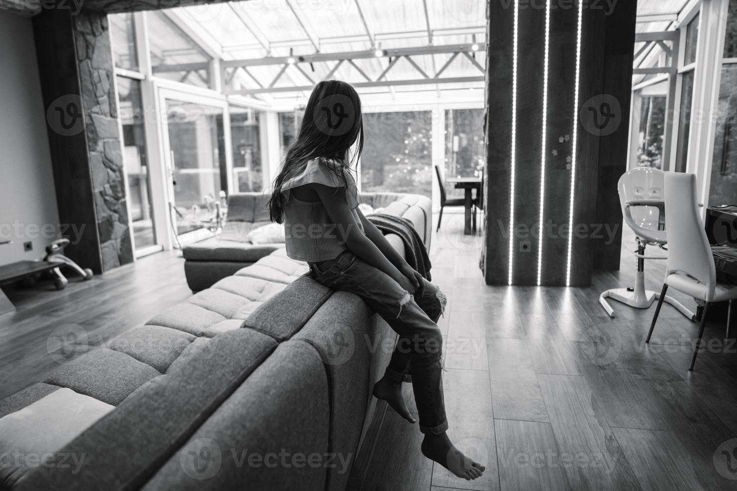positiv leende Tonårs flicka på en soffa. foto