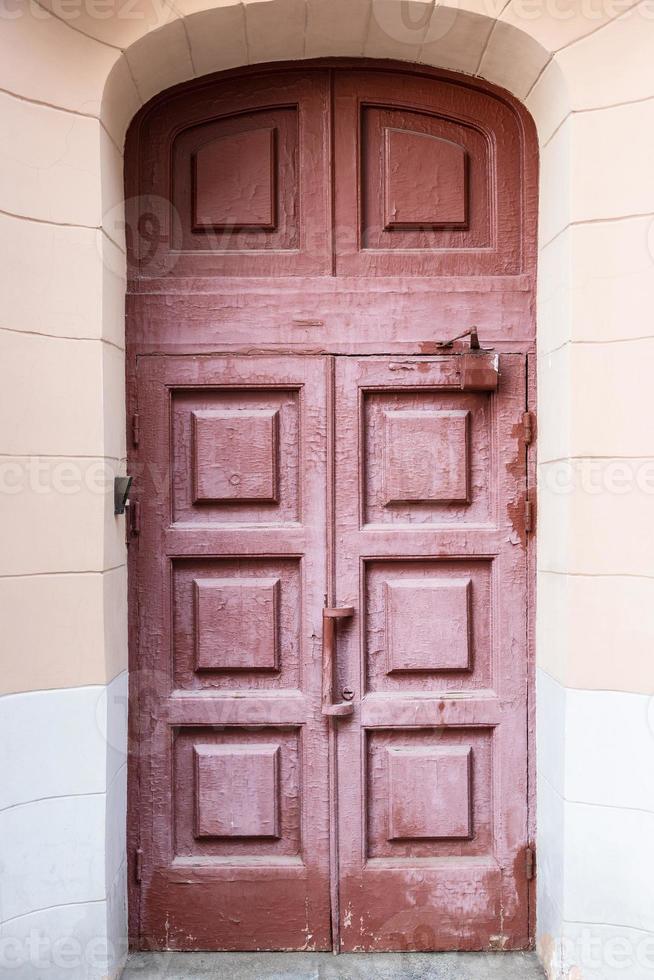gammal målad sjaskig trä- utomhus- dörr av hus foto