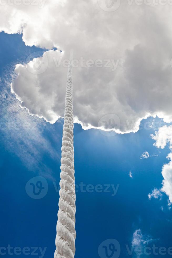 spänd lina stiger till moln i mörk himmel foto