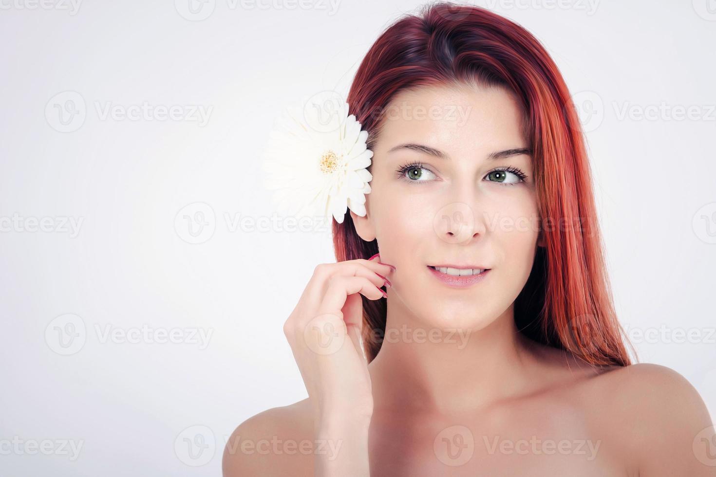 porträtt av skön rödhårig kvinna med färsk hud. foto