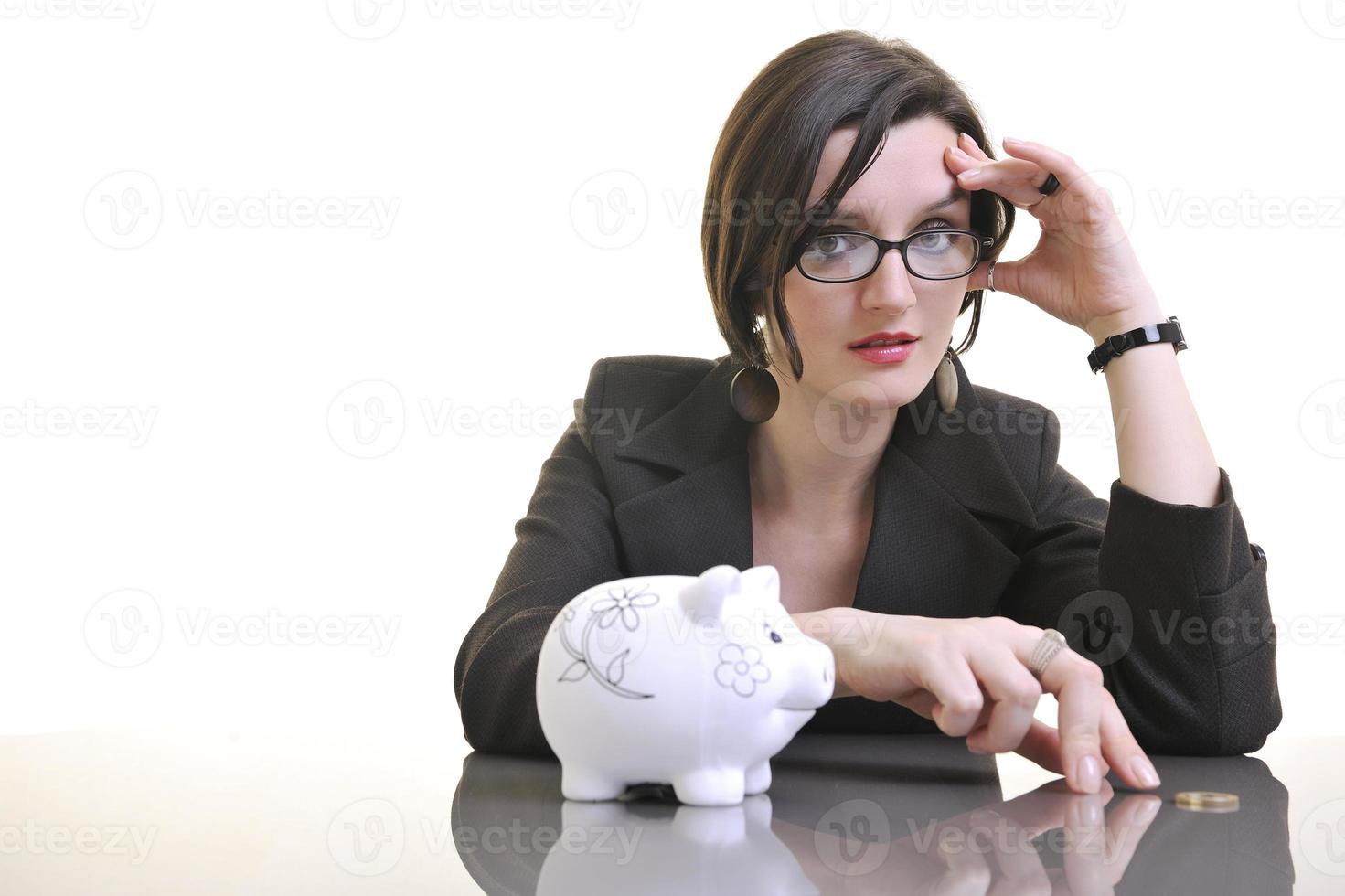 företag kvinna sätta pengar mynt i nasse Bank foto