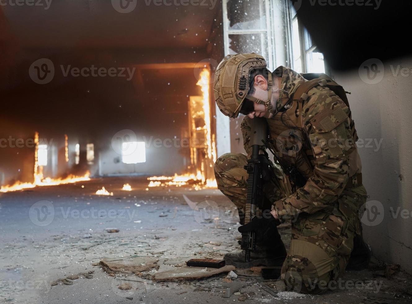 soldat i verkan nära fönster ändring tidskrift och ta omslag foto