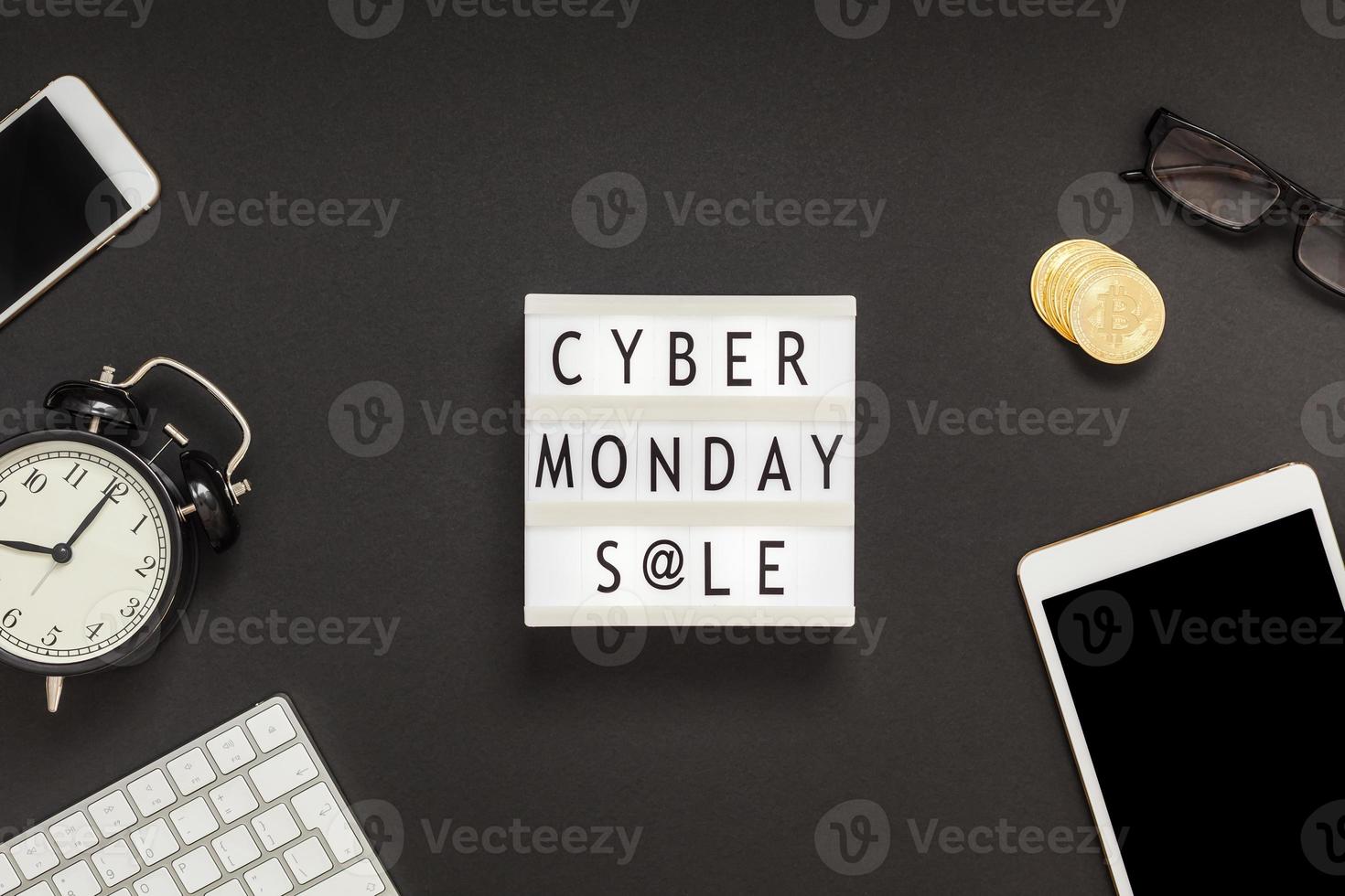 cyber måndag försäljning text på vit ljuslåda foto